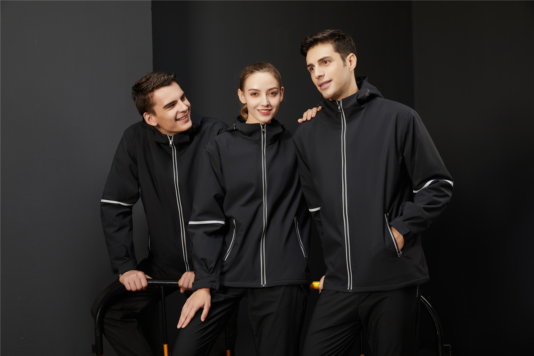 運(yùn)動(dòng)休閑沖鋒衣模特上身展示圖